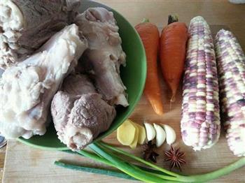 胡萝卜玉米棒骨汤的做法步骤1