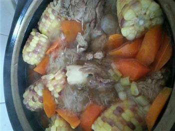 胡萝卜玉米棒骨汤的做法步骤7