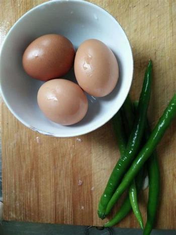 青椒炒鸡蛋的做法步骤1