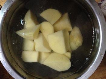 土豆煲牛腩的做法步骤2