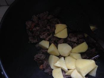 土豆煲牛腩的做法步骤6
