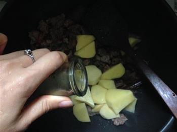 土豆煲牛腩的做法步骤7