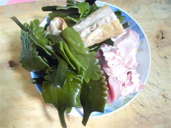 海鲜排骨汤的做法步骤1