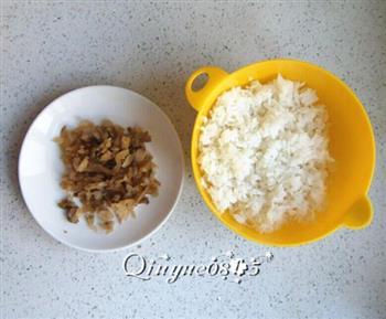 腊肠苦瓜炒米饭的做法图解3