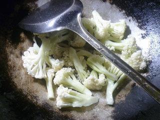 大蒜炒花菜的做法步骤2