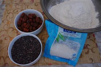 枣泥黑米发糕的做法步骤1