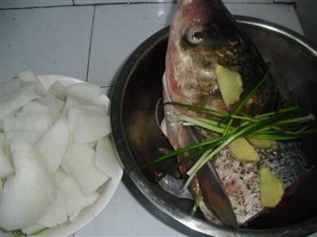 萝卜胖头鱼鱼头汤的做法步骤2