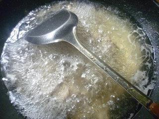 雪菜蚕豆排骨汤的做法步骤4