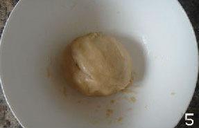 广式豆沙蛋黄月饼的做法图解5
