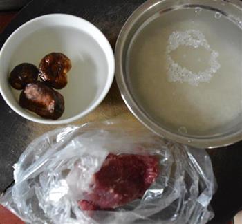 香菇肉末粥的做法步骤1