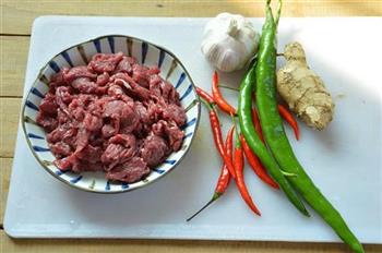 双椒炒牛肉的做法步骤1