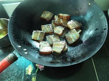 尖椒蒜米烧腊肉的做法步骤3