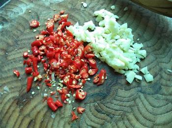 尖椒蒜米烧腊肉的做法步骤5