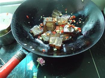 尖椒蒜米烧腊肉的做法步骤8