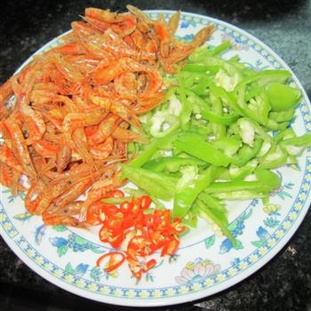 青椒丝炒干虾的做法步骤2