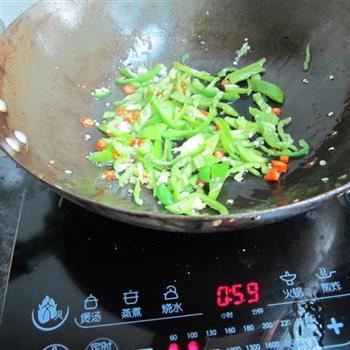 青椒丝炒干虾的做法步骤3