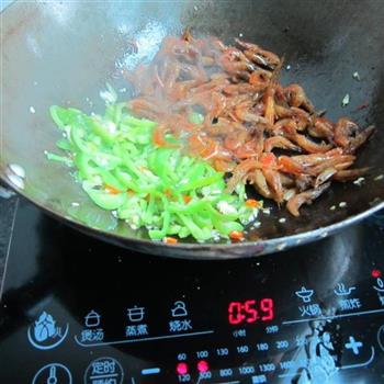 青椒丝炒干虾的做法步骤6