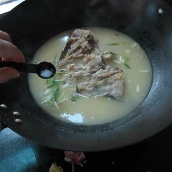 葱香鱼头汤的做法步骤10