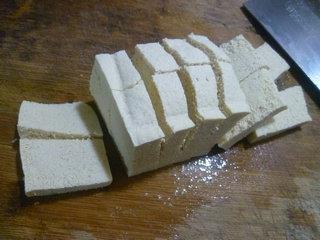 冻豆腐煮油菜蕻的做法图解2