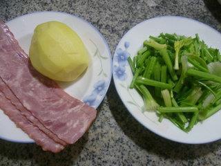 培根芹菜炒土豆的做法步骤1