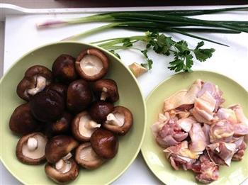 简单易做鲜美香菇鸡汤的做法步骤1