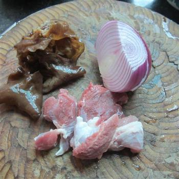 木耳洋葱炒肉的做法步骤1