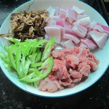 木耳洋葱炒肉的做法步骤2