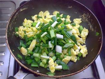 蒜叶香葱炒鸡蛋的做法步骤5