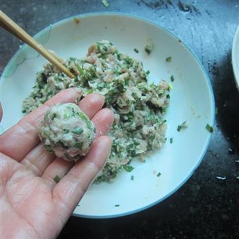 韭菜猪肉丸子油腐汤的做法步骤1