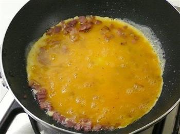 香草腊肉炒蛋的做法步骤3