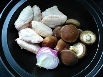 香菇焖鸡翅的做法步骤1