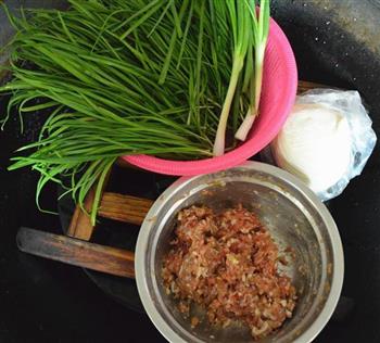 猪肉韭菜蒸饺的做法步骤1