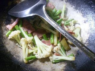 培根梅豆炒花菜的做法步骤10
