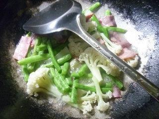 培根梅豆炒花菜的做法步骤6