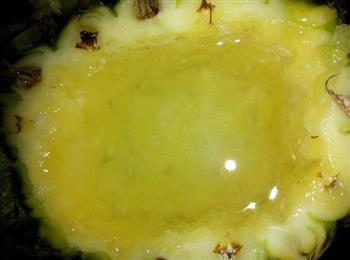 菠萝海鲜焗饭的做法步骤1