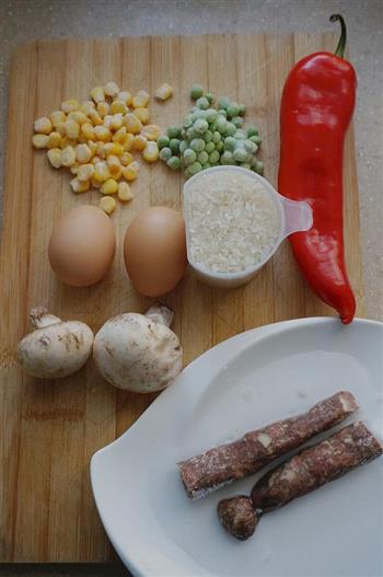 蛋包腊肉彩丁焖饭的做法步骤1