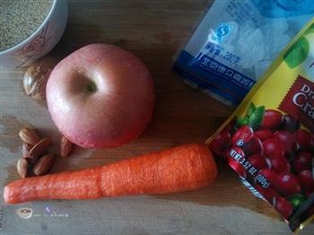 胡萝卜苹果精力汤的做法步骤1