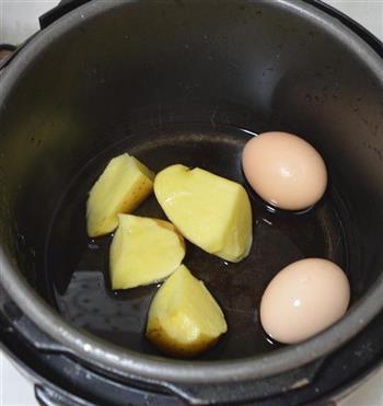 土豆鸡蛋杯沙拉的做法图解2