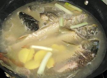 鲜美的鲤鱼汤的做法步骤7
