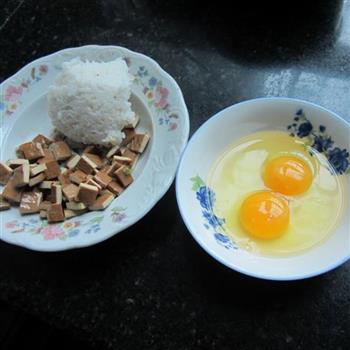 鸡蛋豆腐丁炒饭的做法步骤1