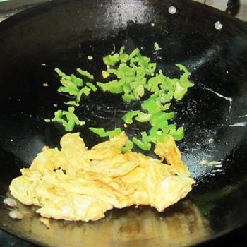 鸡蛋豆腐丁炒饭的做法步骤6