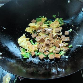 鸡蛋豆腐丁炒饭的做法步骤8