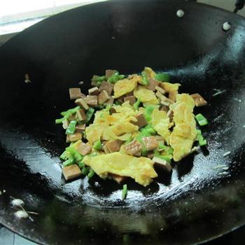 鸡蛋豆腐丁炒饭的做法步骤9