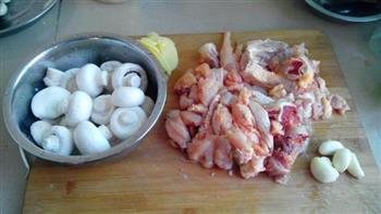 双孢菇煲鸡鲜汤的做法图解1