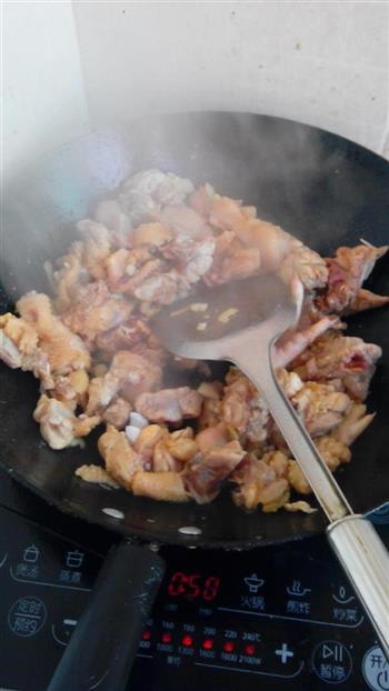 双孢菇煲鸡鲜汤的做法步骤3