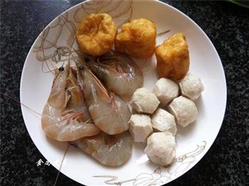 咖喱鱼蛋鲜虾面的做法图解1