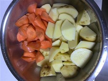 红咖喱土豆鸡腿的做法步骤2