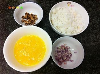 生菜冬菇蛋炒饭的做法步骤2