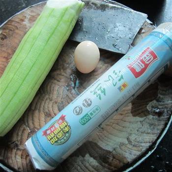 煎鸡蛋丝瓜面的做法步骤1