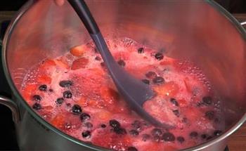 草莓蓝莓果酱的做法步骤3
